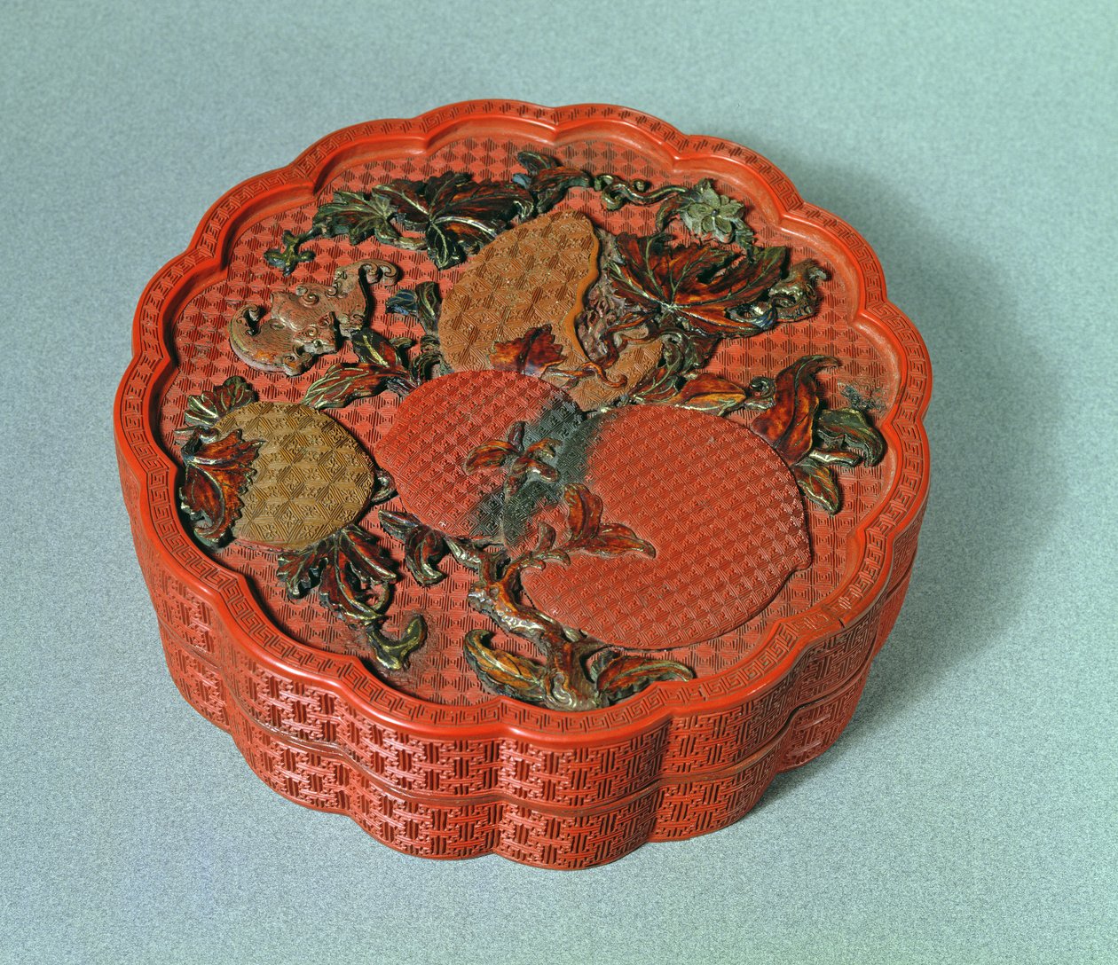 Ask med ockra, grön och brun dekor, 1700-tal (cinnoberlack) av Chinese School