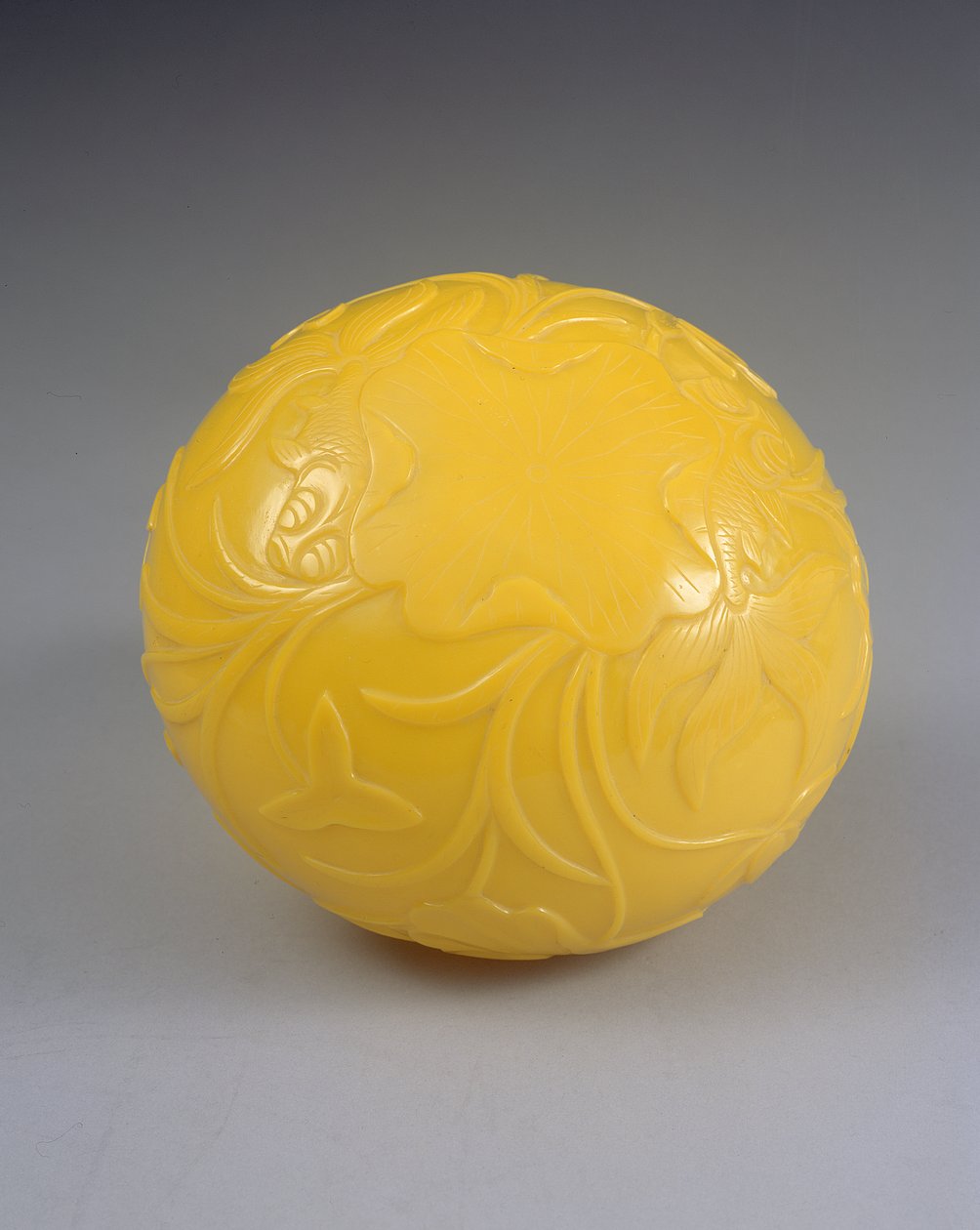 Snidad skål, Qianlong-period (1736-95) (färgat glas) (se även 272124) av Chinese School