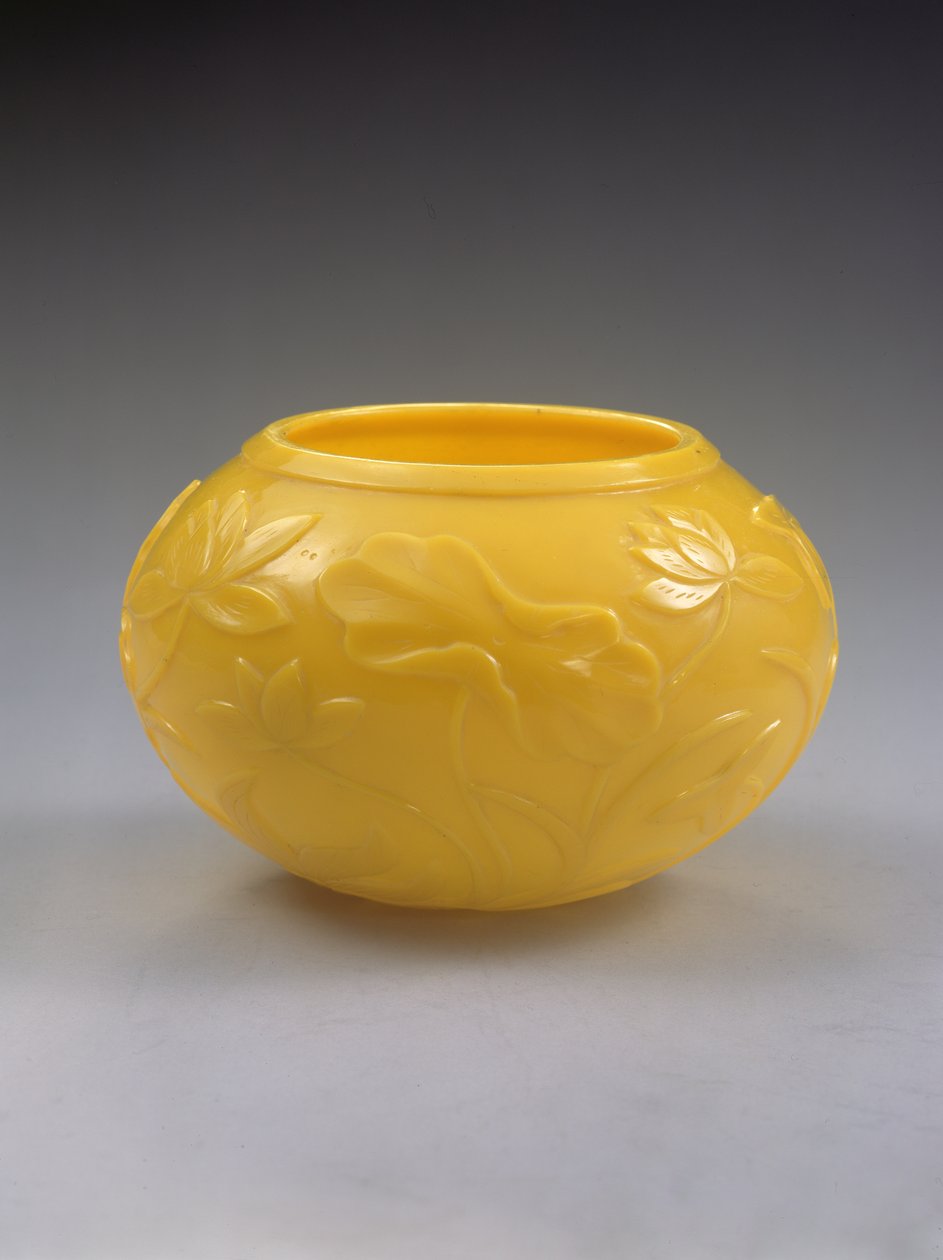 Snidad skål, Qianlong-period (1736-95) (färgat glas) (se även 272125) av Chinese School