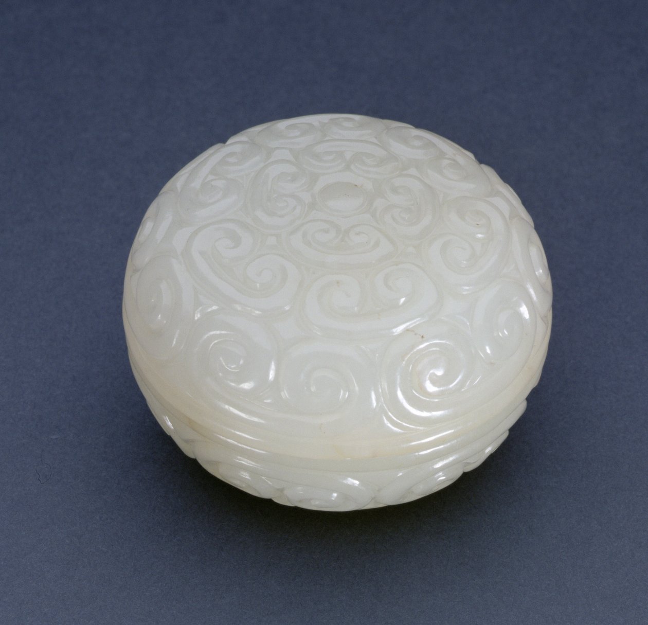 Circular Seal-Paste Box av Guri-lackstil med lingzhi-rullar, Ming-dynastin (vit sten) (se även 241120) av Chinese School