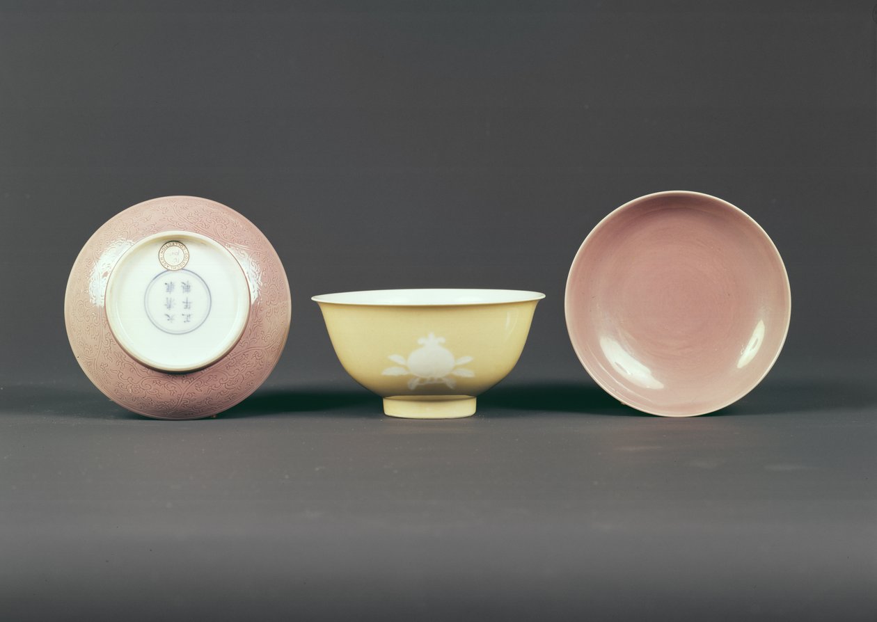 Cirkulär skål, Chien Lung period (1736-95) (keramik) av Chinese School