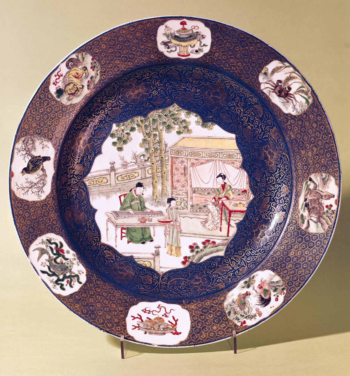 Cirkulärt fat med en musikscen, Kangxi-perioden (1662-1722) (porslin) av Chinese School