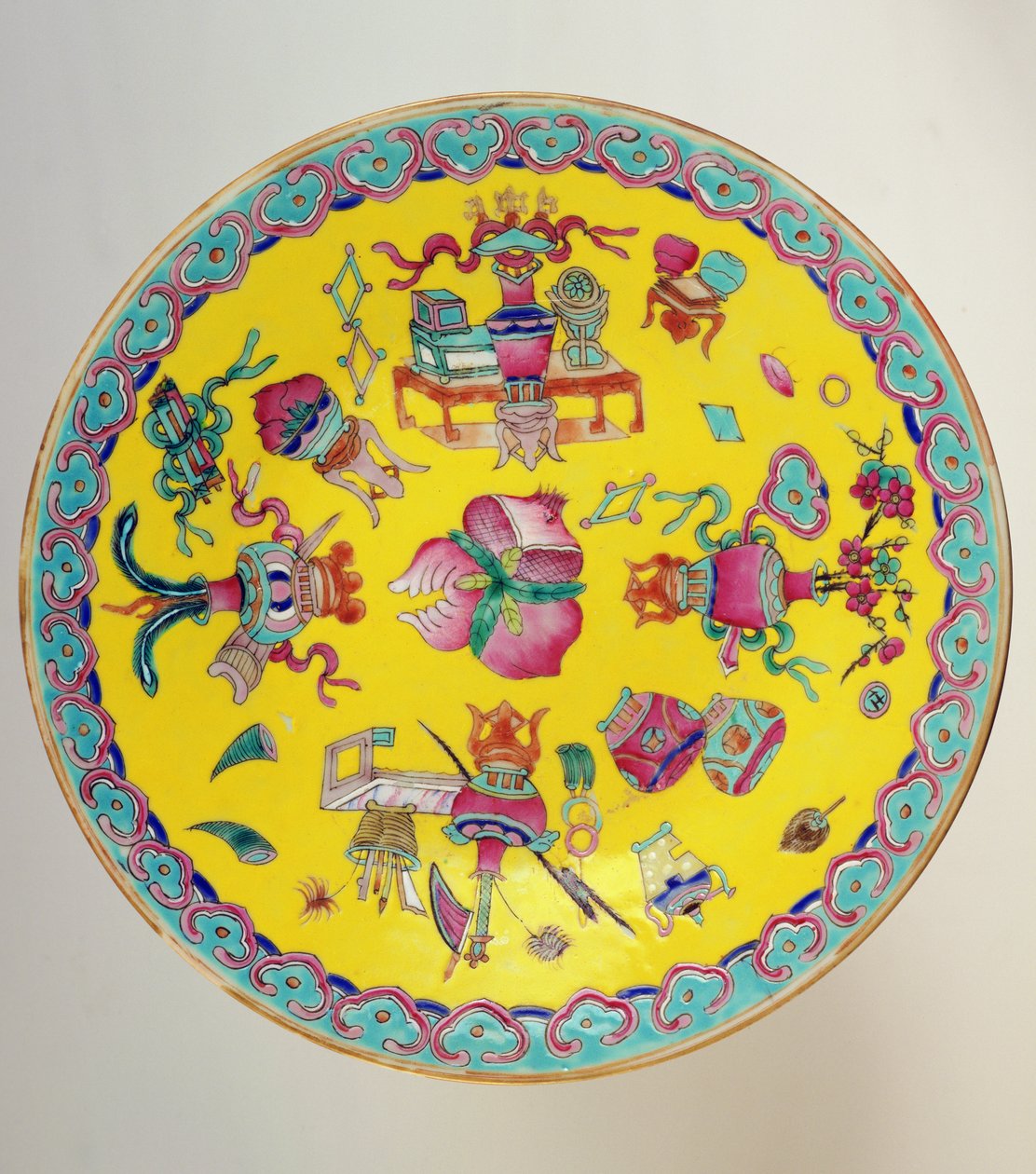 Dekorerad tallrik, 1736-95 (keramik) av Chinese School