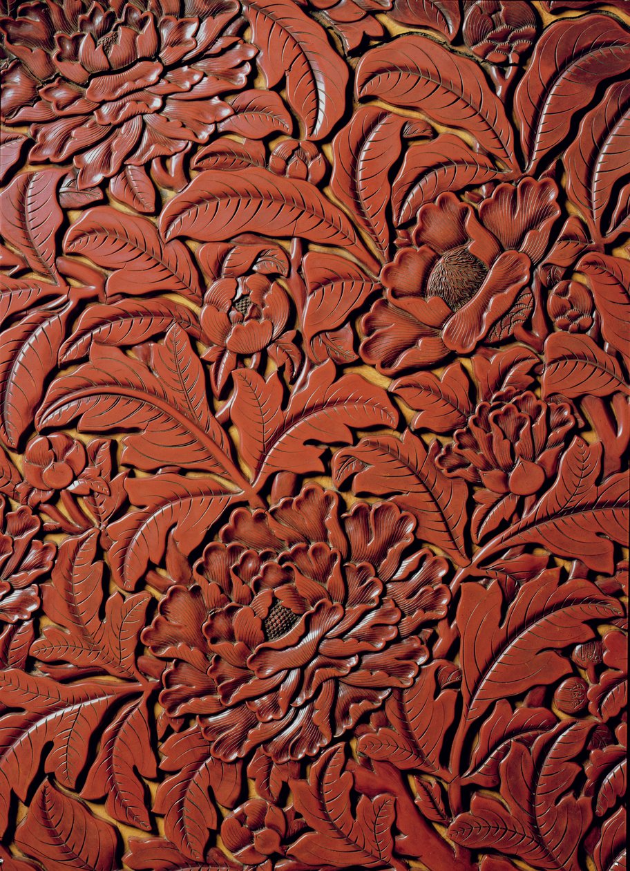 Detalj från ett snidat fat med märket Xuande (1426-36) i basen, kinesisk (röd lack på trä) av Chinese School