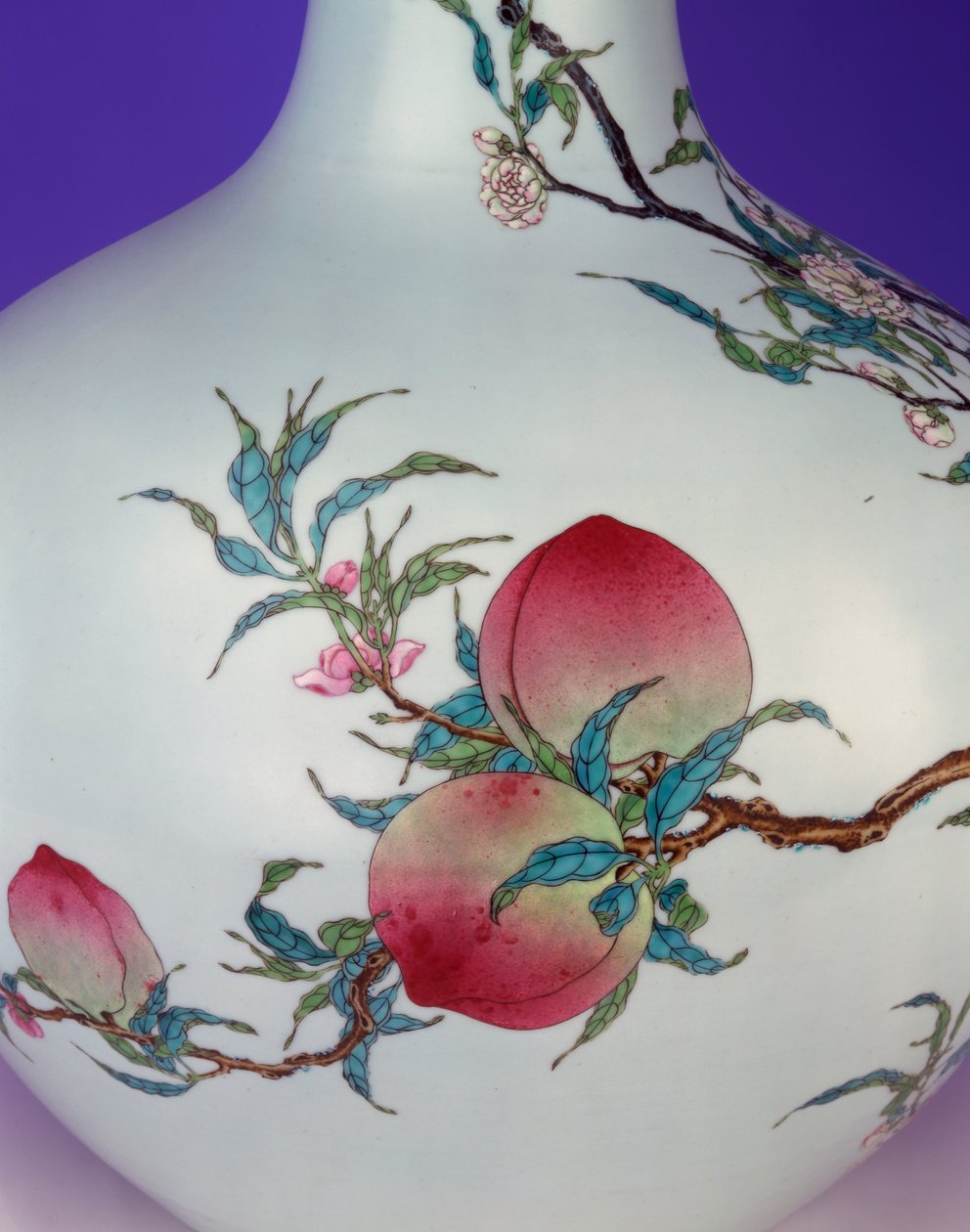Detalj från en magnifik famille rose nio-persika klotformad flaskvas, 1735-1795 av Chinese School