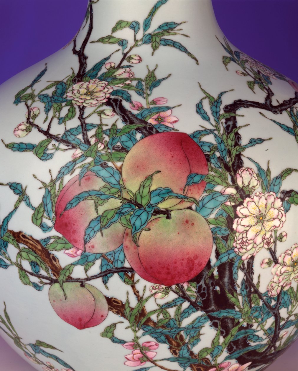 Detalj från en magnifik famille rose nio-persika klotformad flaskvas, 1735-1795 av Chinese School