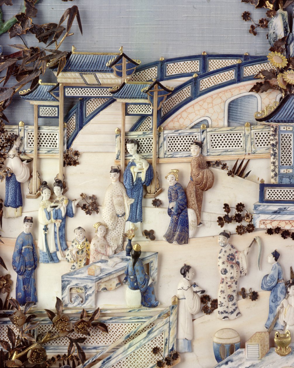 Detalj från panel som visar figurer på en terrass, Qianlong-perioden, 1736-95 (polykromt elfenben) (se 203572) av Chinese School