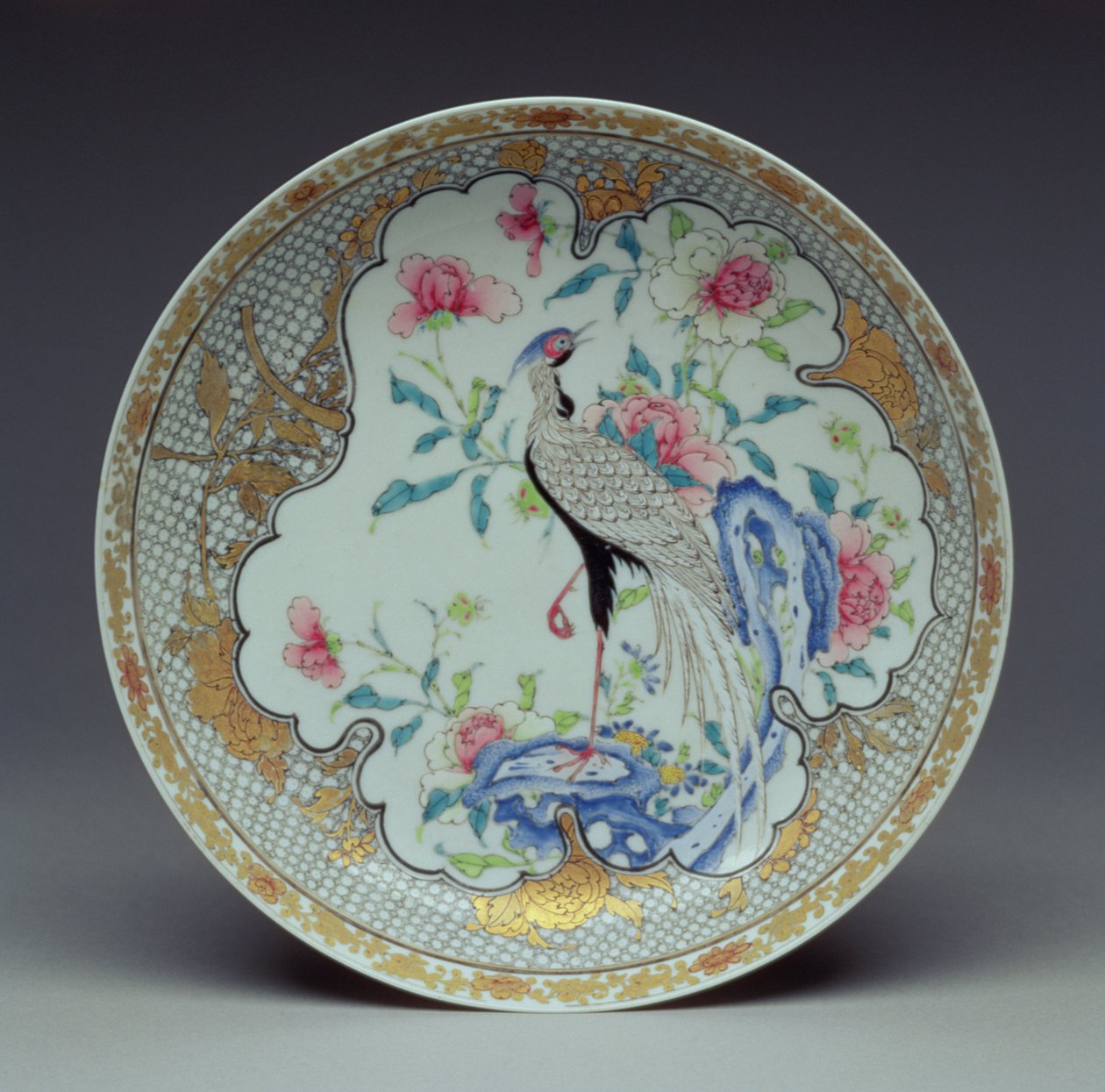 Fat målat med en långstjärtad fågel, stenar och blommor, Yongzheng Period, 1725-35 (äggskalsporslin) av Chinese School