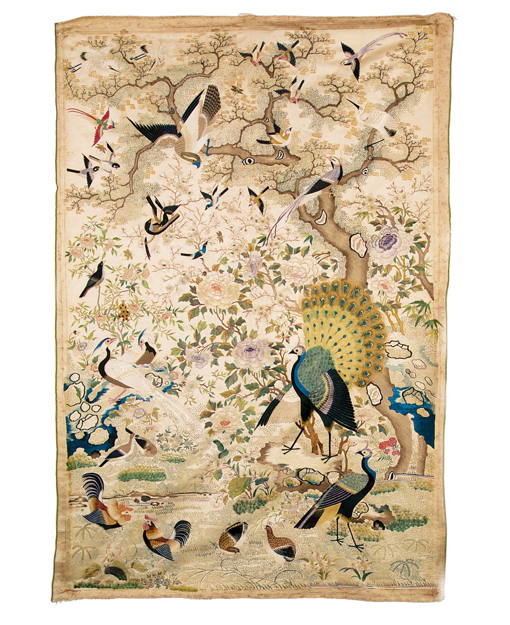 Broderad panel med ett par påfåglar och många andra fåglar under ett knotigt träd med pioner och prunusblom, kanton av Chinese School