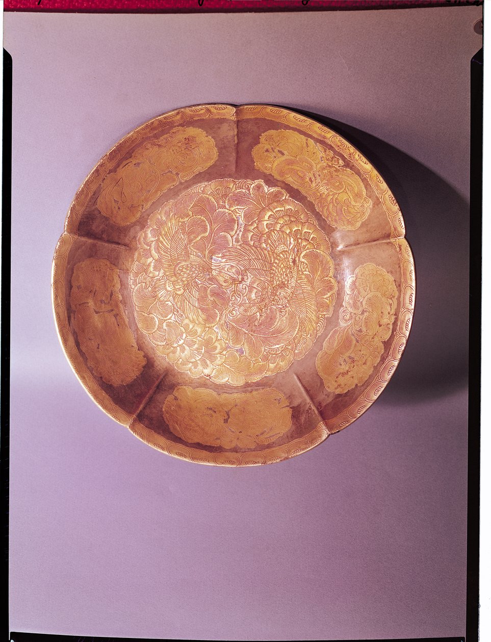Graverat fat, Tang-dynastin (618-907) (guld och silver) av Chinese School