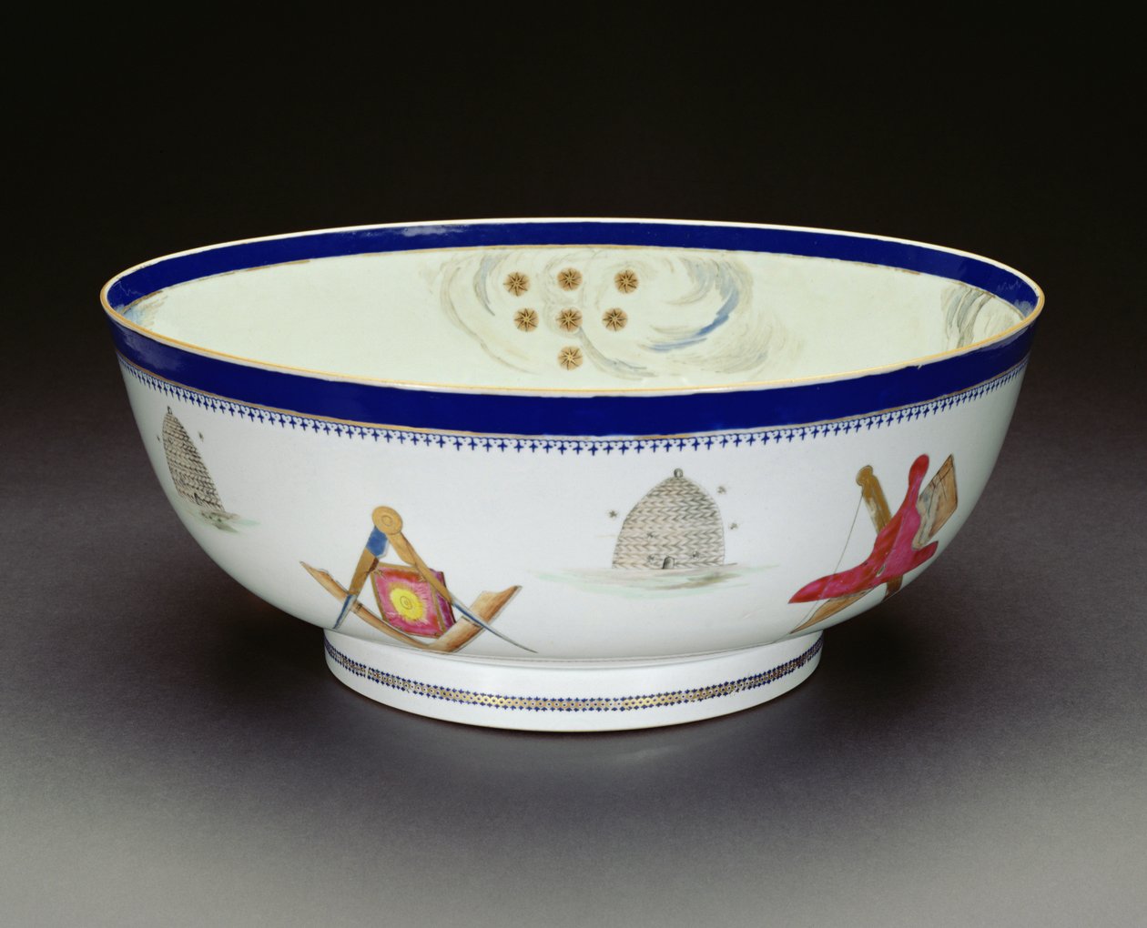 Famille Rose Export Masonic Bowl, Qianlong period, 1736-95 (porslin) (se även 133044 & 133046) av Chinese School