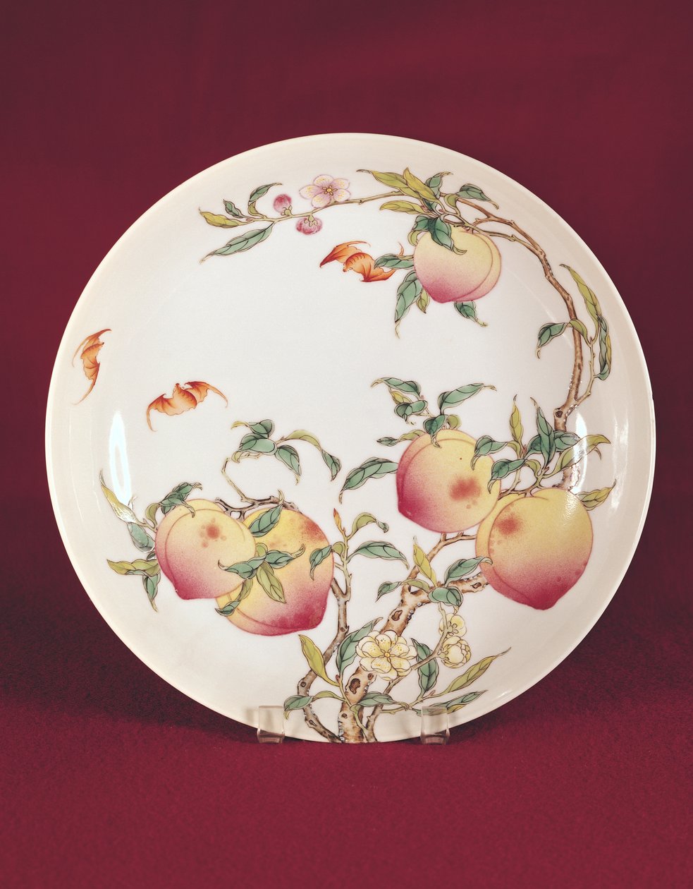 Famille ros tallrik dekorerad med ett mönster av aprikoser, Qing Dynasty (porslin) av Chinese School