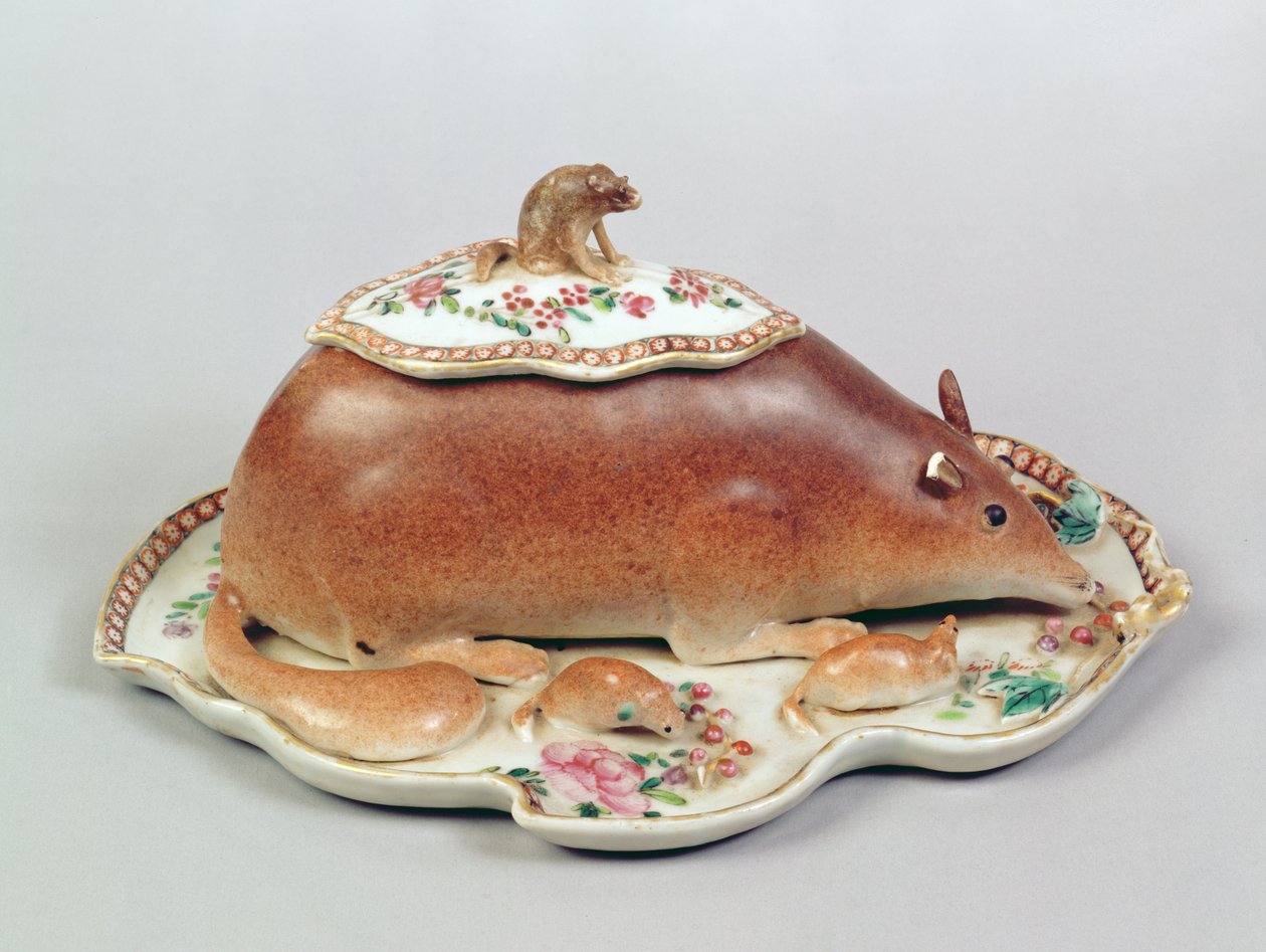 Famille rossåsterrin och lock modellerad som en ekorre, Chien Lung period (1736-95) (keramik) av Chinese School