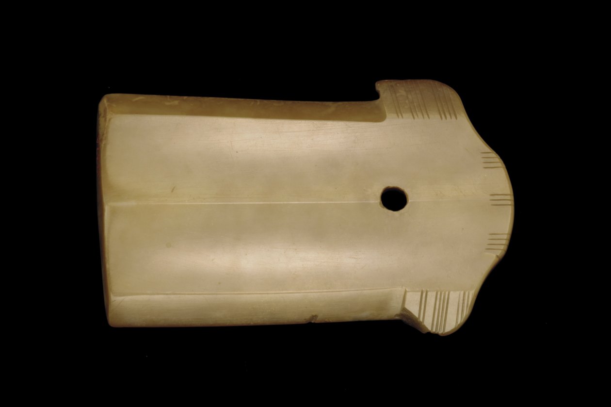 Fragment av dolkyxa (ge) sent Shang till tidig västra Zhou-dynastin, 1100-1000-talet f.Kr. (jade) av Chinese School