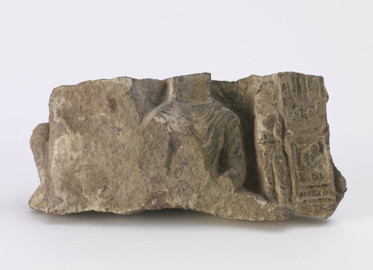 Fragment, som visar överkropp av sittande Buddha, en stående Bodhisattva och två kartuscher på framsidan, ca 500 av Chinese School