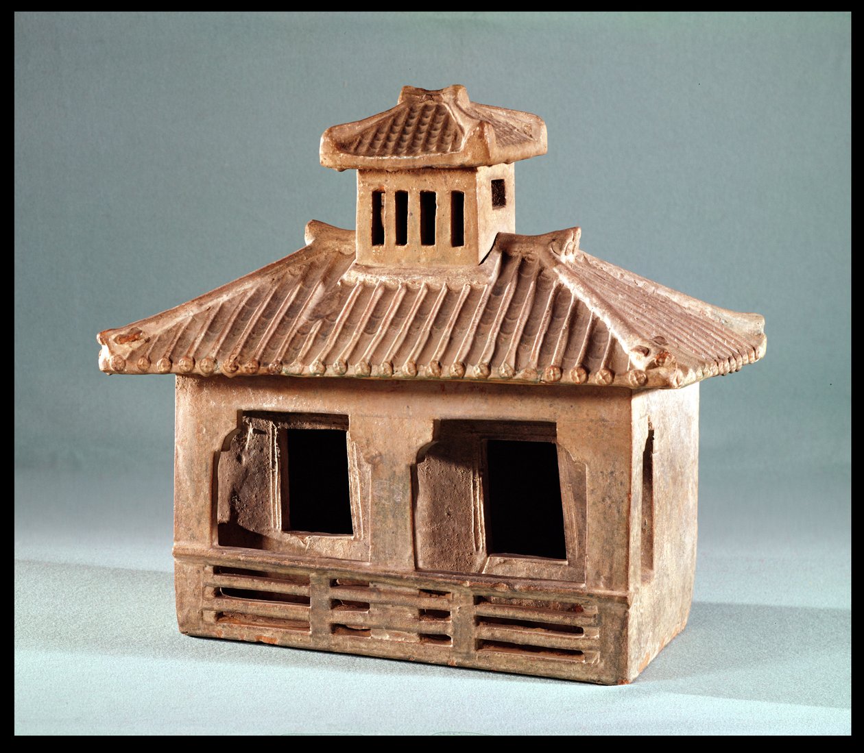 Begravningsmodell av ett hus, Han-dynastin (206 f.Kr.-220 e.Kr.) (terrakotta) av Chinese School