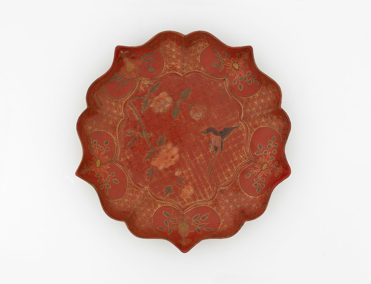 Lackat fat med inskuret guld och målad dekor, 1500-1600-tal av Chinese School