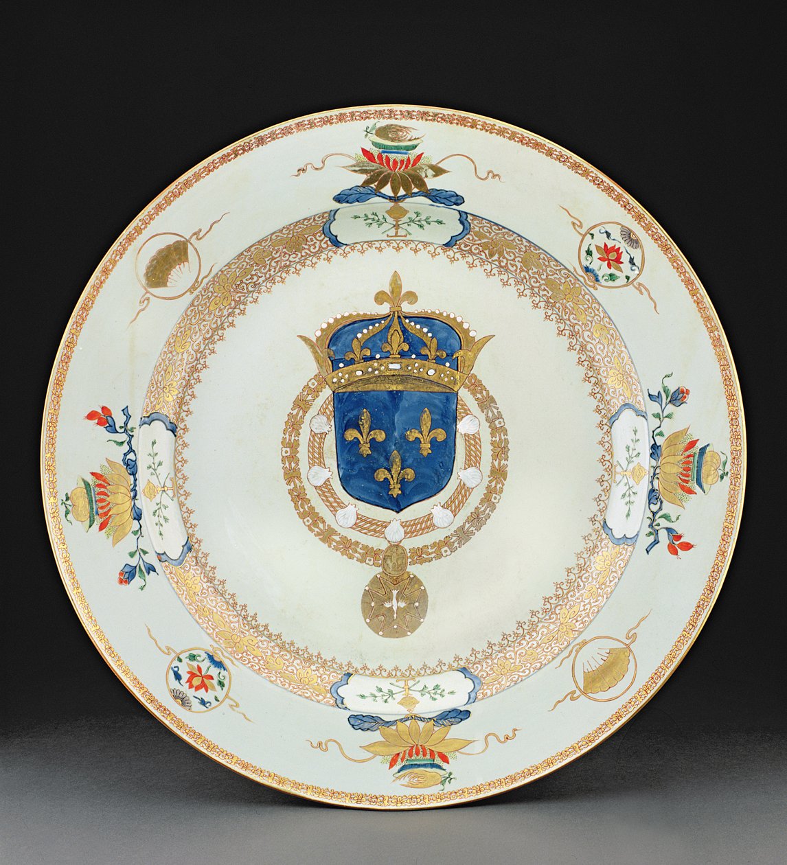 Stor vapenladdare med vapen av kungen av Frankrike, ca 1730 (porslin) av Chinese School