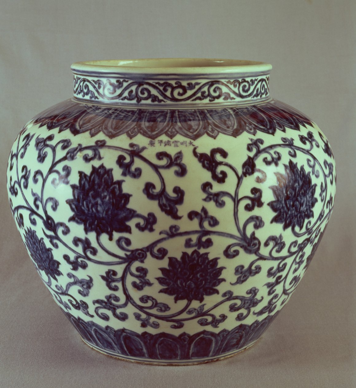 Stor blå och vit Ming-vas med Hsuan Te-märket, 1426-35 av Chinese School