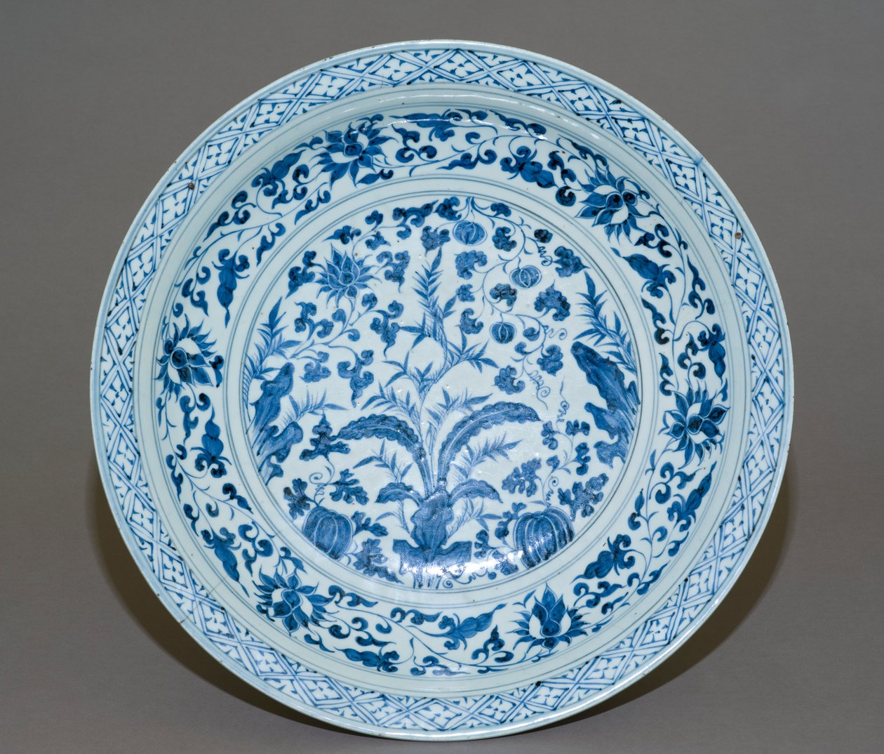 Stort fat, sent 1300-tal (porslin) av Chinese School