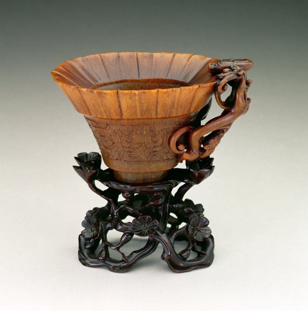 Dräktsbägare, Qianlong-perioden 1736-95, Ching-dynastin, kinesiska, mitten av 1600-talet (ristat noshörningshorn) (se 142638, 142654-5) av Chinese School
