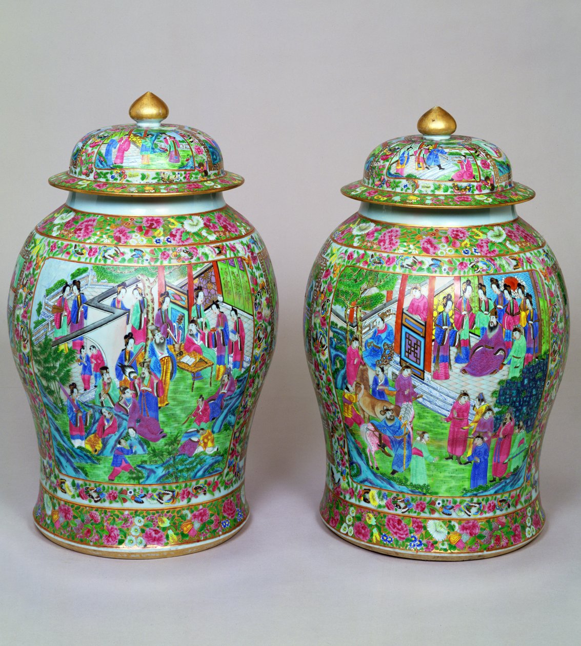Ett par Canton famille rose balustervaser och kupolformade lock, tidigt 1800-tal av Chinese School