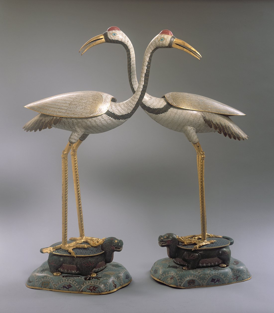 Ett par Crane rökelsebrännare, från Qianlong-perioden (1736-95) (cloisonne-emalj) av Chinese School