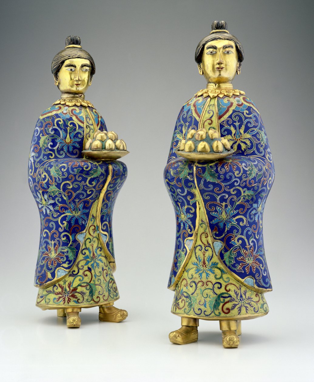 Ett par kvinnliga skötare, Qianlong-perioden, 1736-95 (cloisonne-emalj) av Chinese School