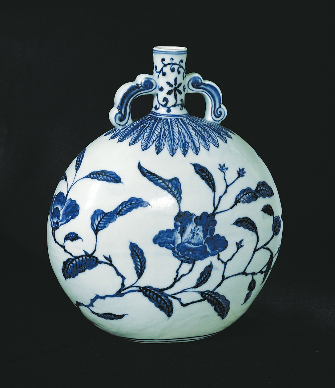 Pilgrims blå och vit kalebass med blomdekorationer, c.1403-24 (keramik) av Chinese School