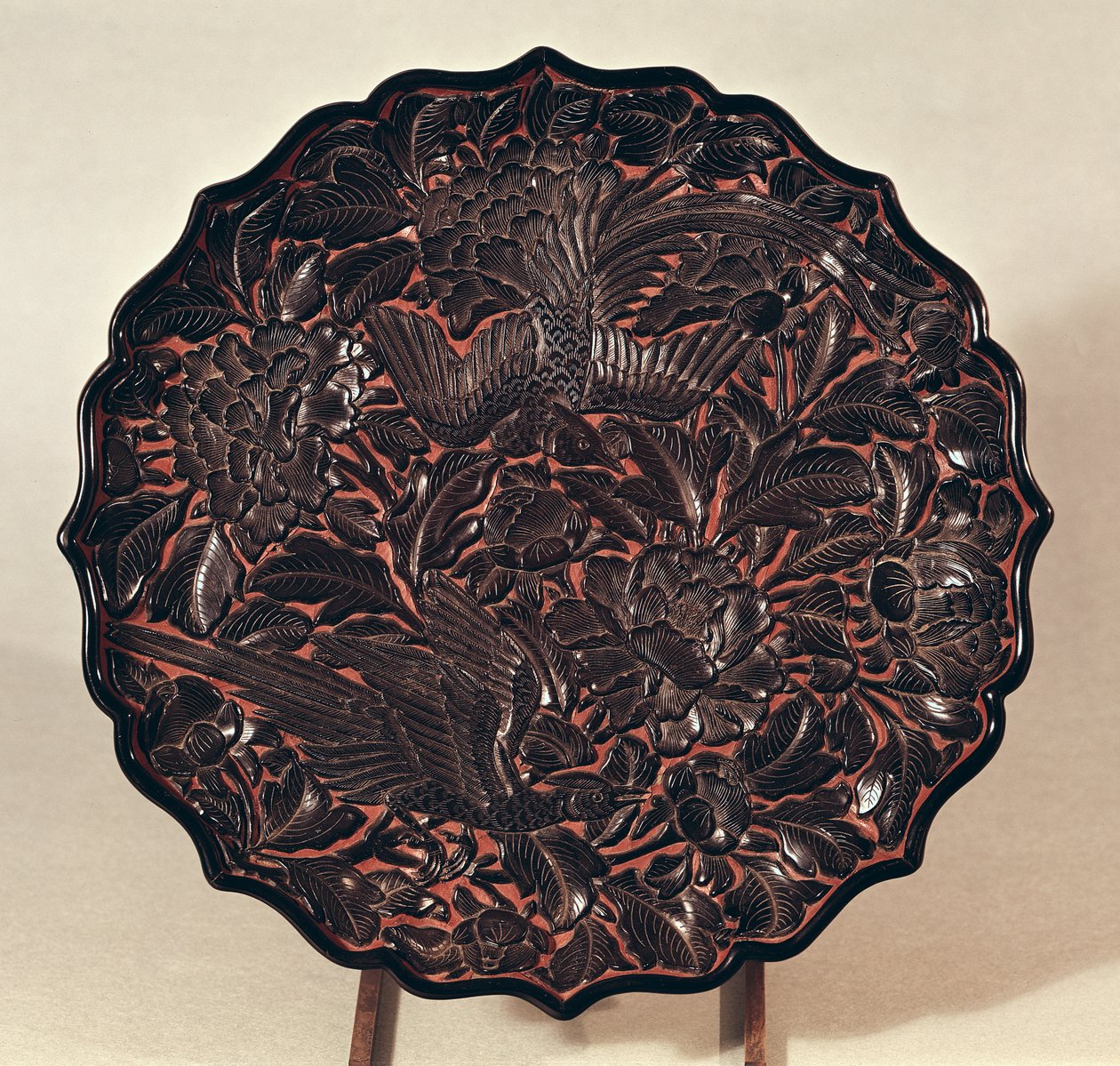 Tallrik med blommotiv och två fåglar, Yuan-dynastin (1271-1368) (lackerat trä) av Chinese School