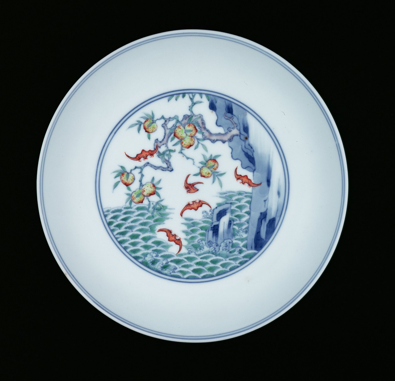 Porslinsfat målat i underglasyrblått och ducai-emaljer, 1723-1735 (porslin) av Chinese School