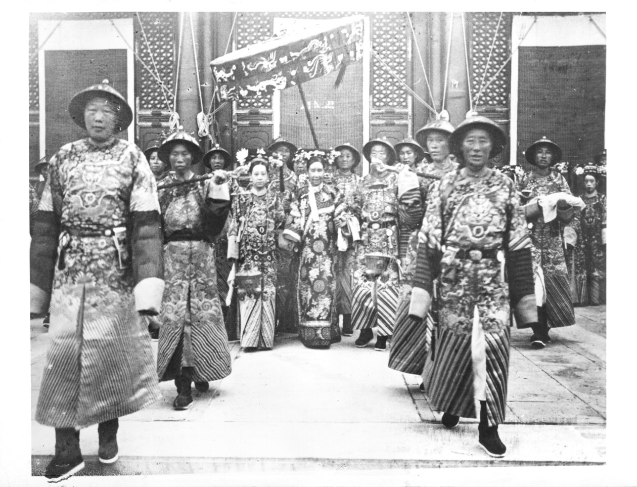 Porträtt av TzU-Hsi (1835-1908) enkekejsarinnan av Kina med vaktmästare och vakter av Chinese School