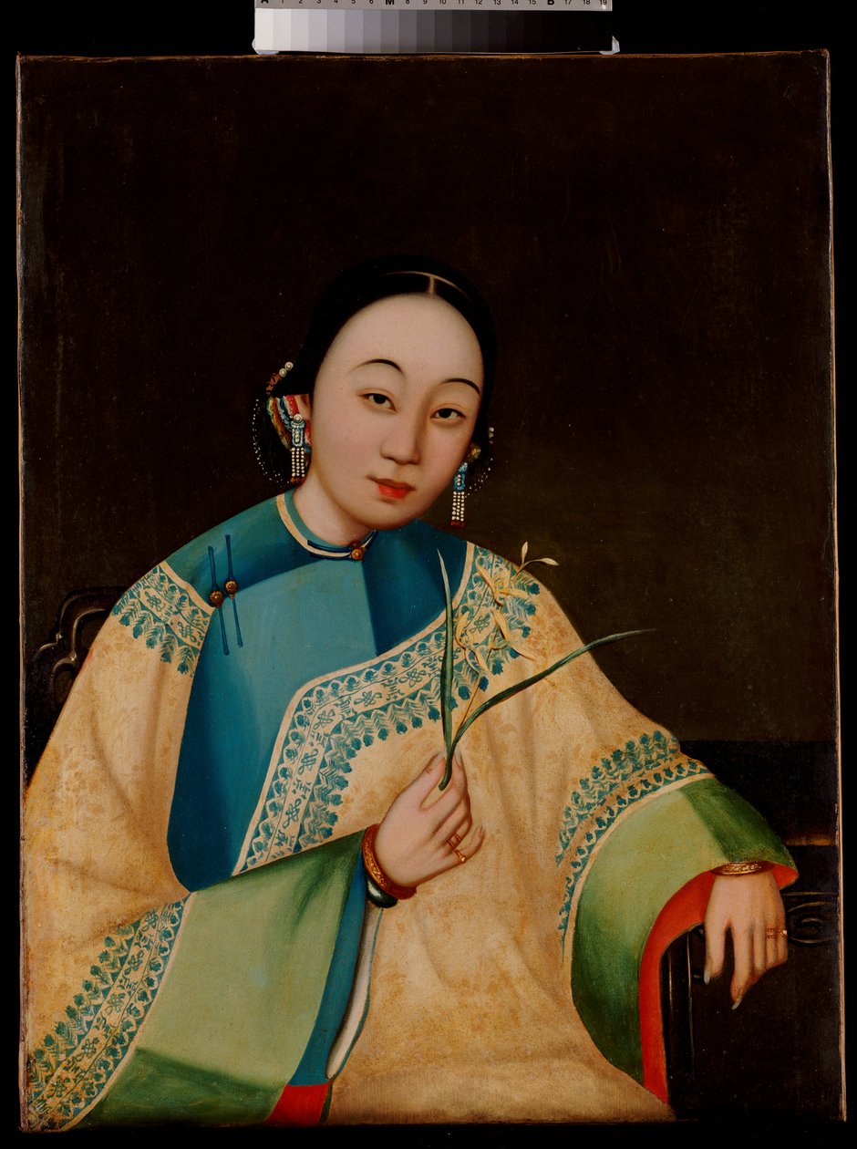 Porträtt av en hovdam, sittande halvlängd i en broderad mantel, håller en blomma, mitten av 1800-talet av Chinese School