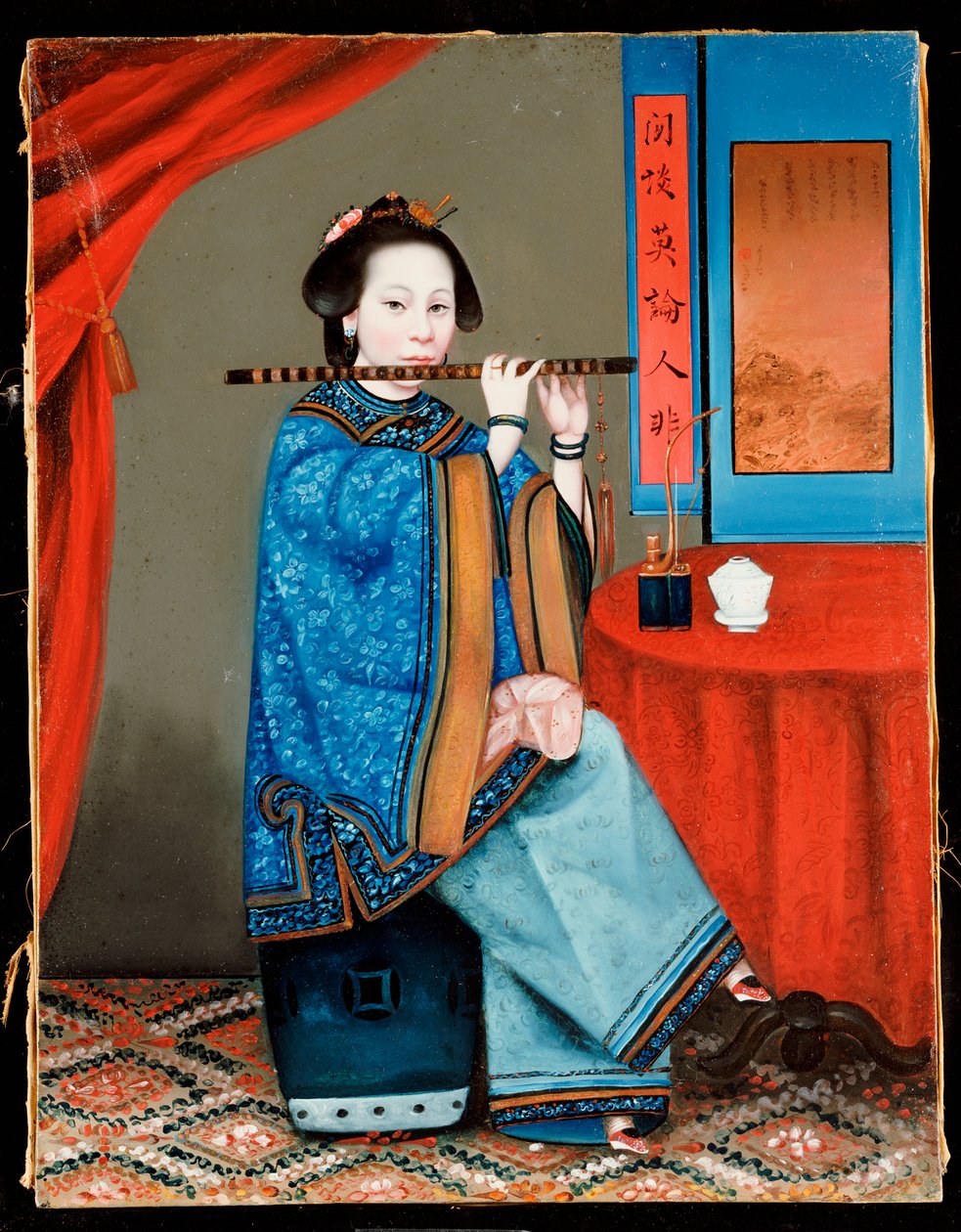 Porträtt av en hovdam som sitter, i en blå mantel, spelar flöjt, med en pipa och tekopp på ett bord vid hennes sida, sent 1800-tal av Chinese School