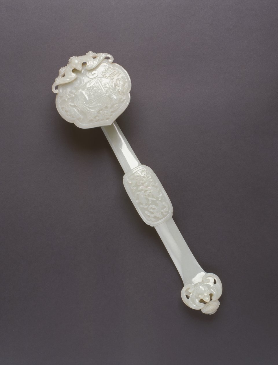 Ruyi-scepter (celadonsten) (för detaljer se 241131 & 241132) av Chinese School