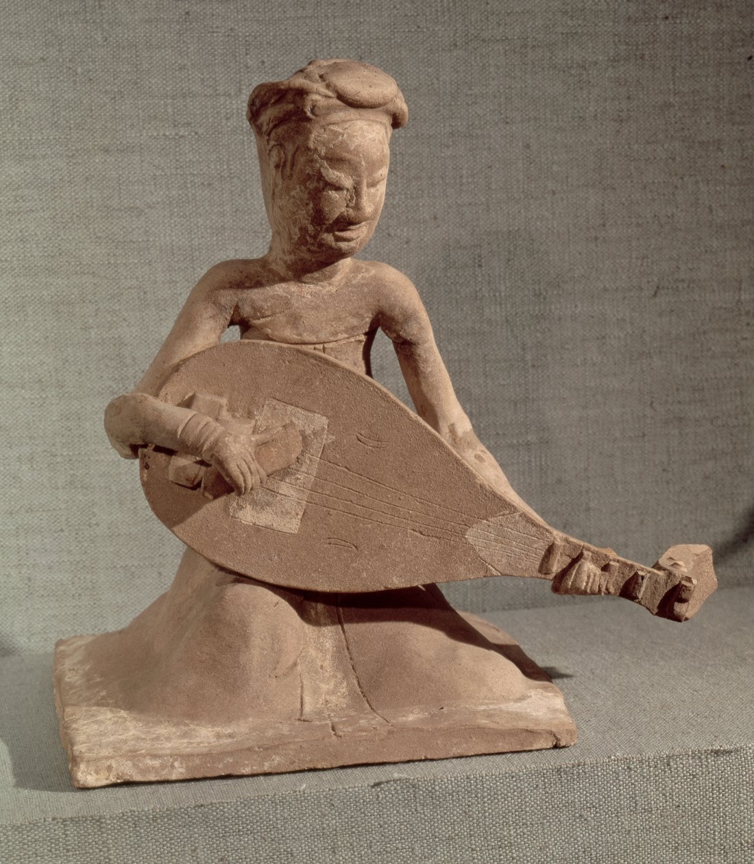 Sittande musiker som spelar en lut, från general Chang Shengs grav, Anyang, Honan, Sui-dynastin, 595 AD (stengods) av Chinese School