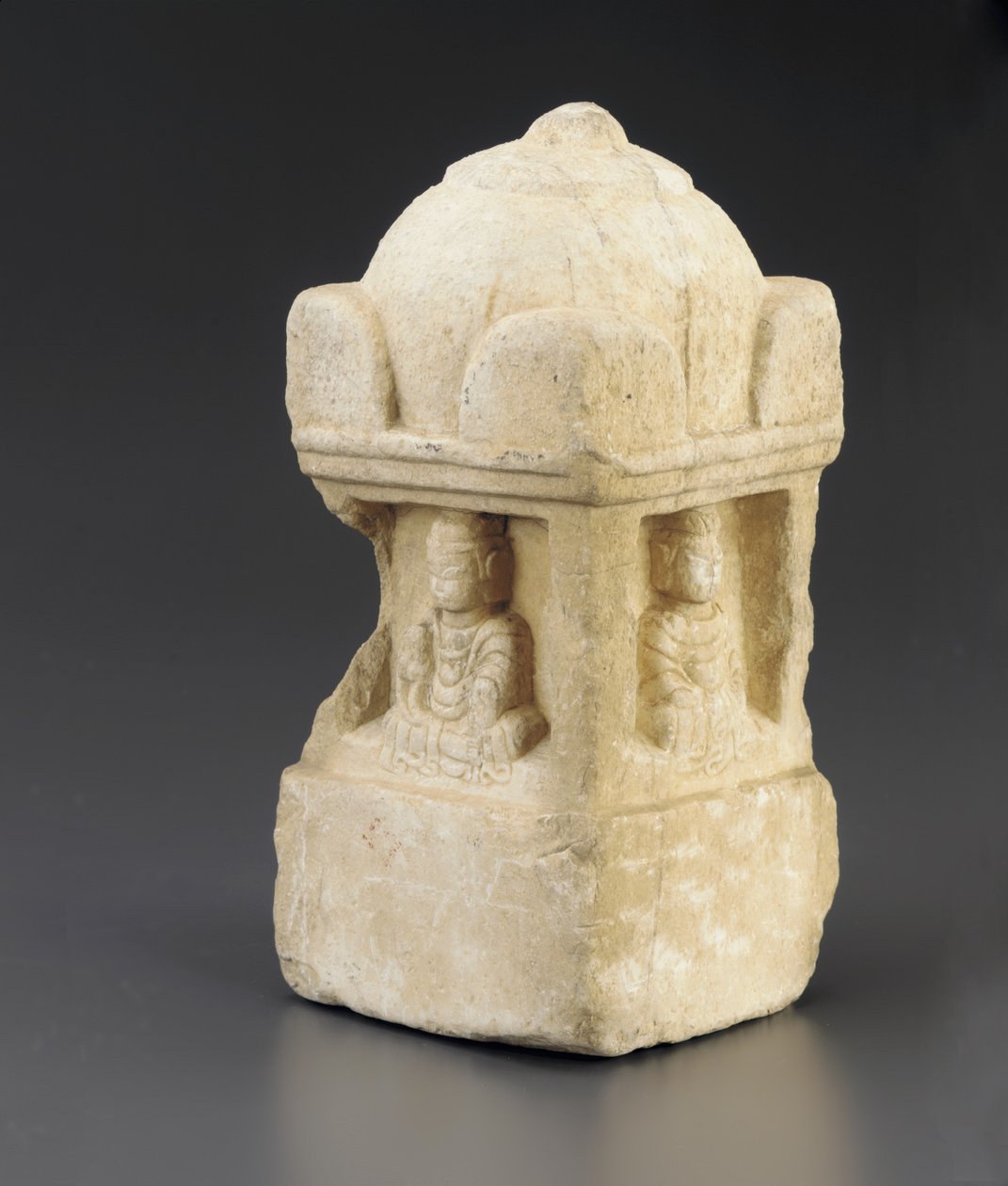 Liten stupa, kupoltak och buddhistiska figurer som upptar urtag på alla fyra ytorna, fyrkantig piedestal, period av division, 557-581 av Chinese School