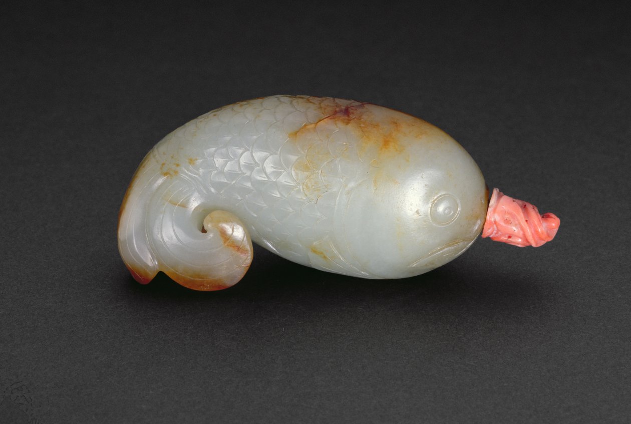 Snusflaska i form av en fisk med krullad trefoilsvans (celadon och korall) av Chinese School