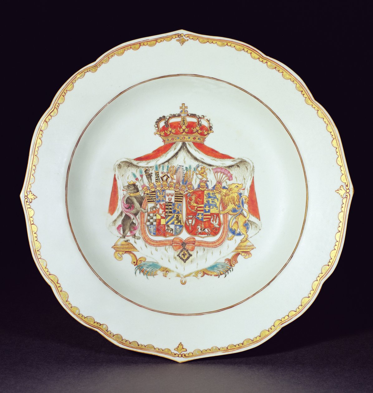 Sopptallrik dekorerad i förgylld och emalj med armarna av Christian Auguste, prins av Anhalt-Zerbst (1690-1747) och Johanna Elizabeth av Holstein-Gottorp (1712-60), föräldrar till Katarina den stora av av Chinese School