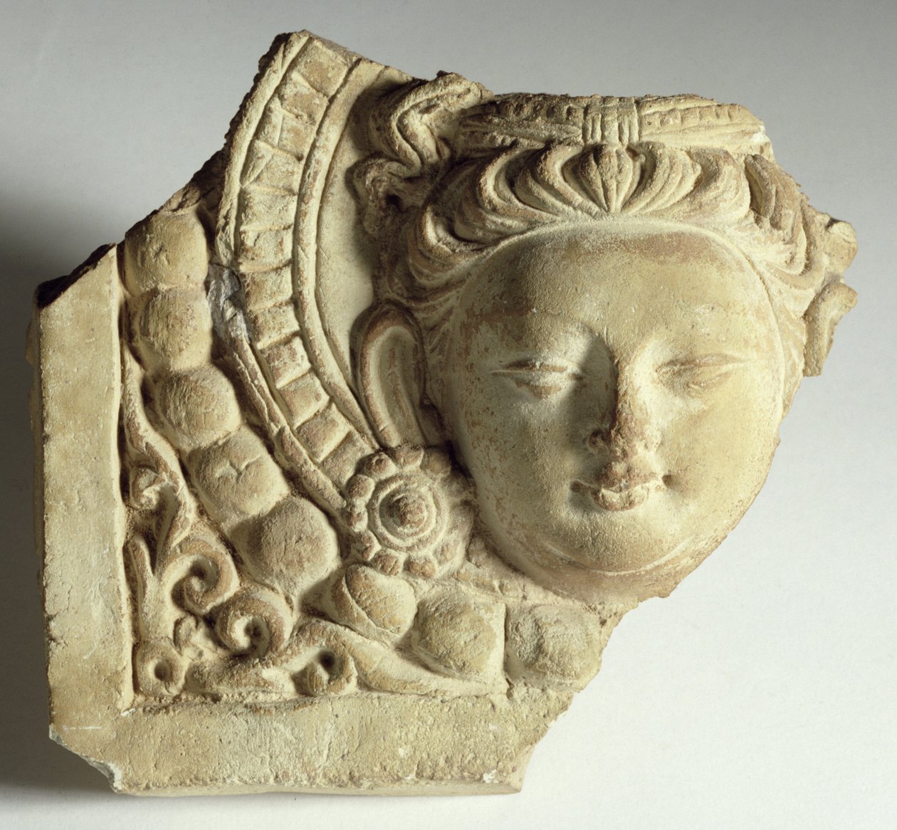 Kakel med bodhisattvahuvud, Mingoi, 600-700-tal (stuckatur) av Chinese School