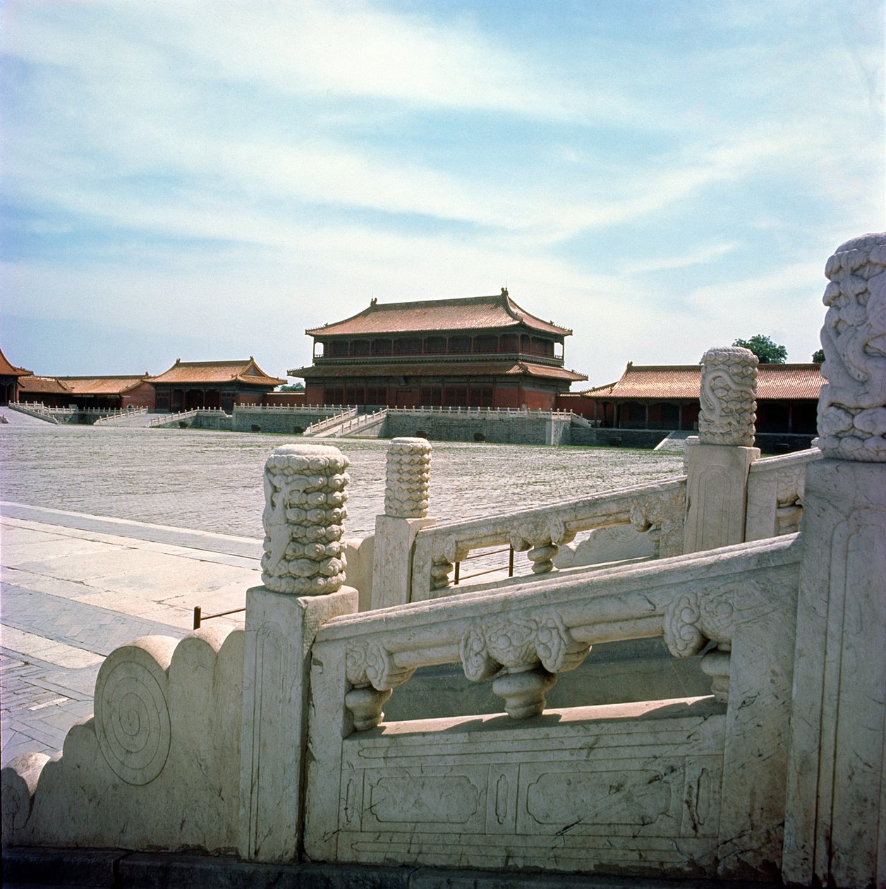 Utsikt över den centrala rampen som leder från Hall of Supreme Harmony, Ming Dynasty 1420 av Chinese School