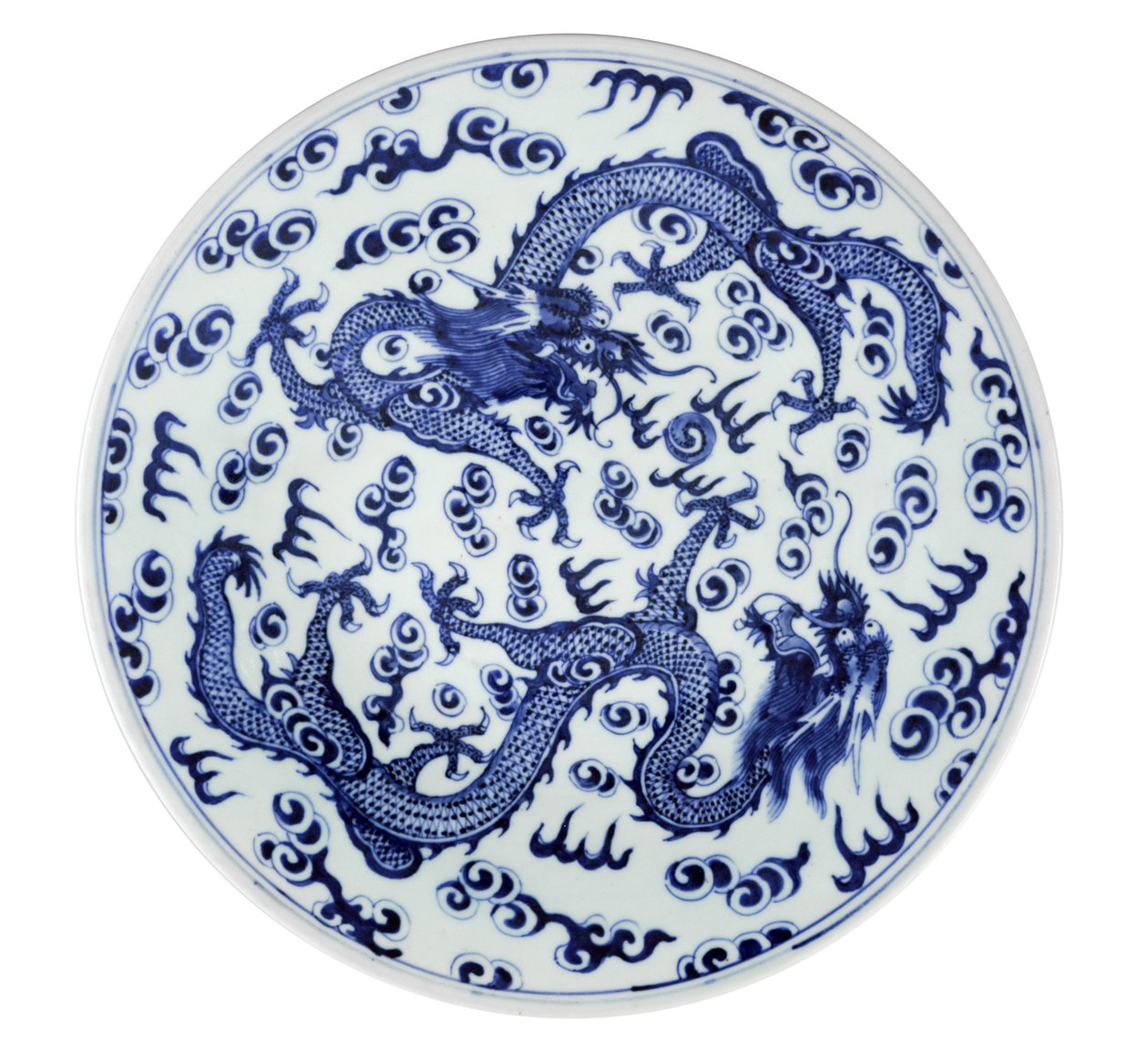 Vit och blå tallrik med två fyrklövade drakar och stiliserade lågor och moln, 1662-1722 (keramik) av Chinese School