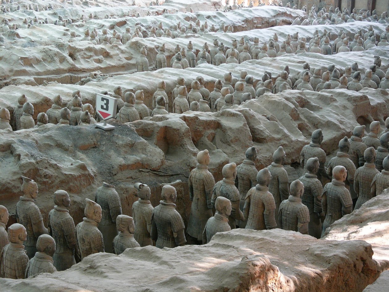 Xian Museum, grop med krigare och terrakottahästar från kejsar Shi Huangdis grav av Chinese School