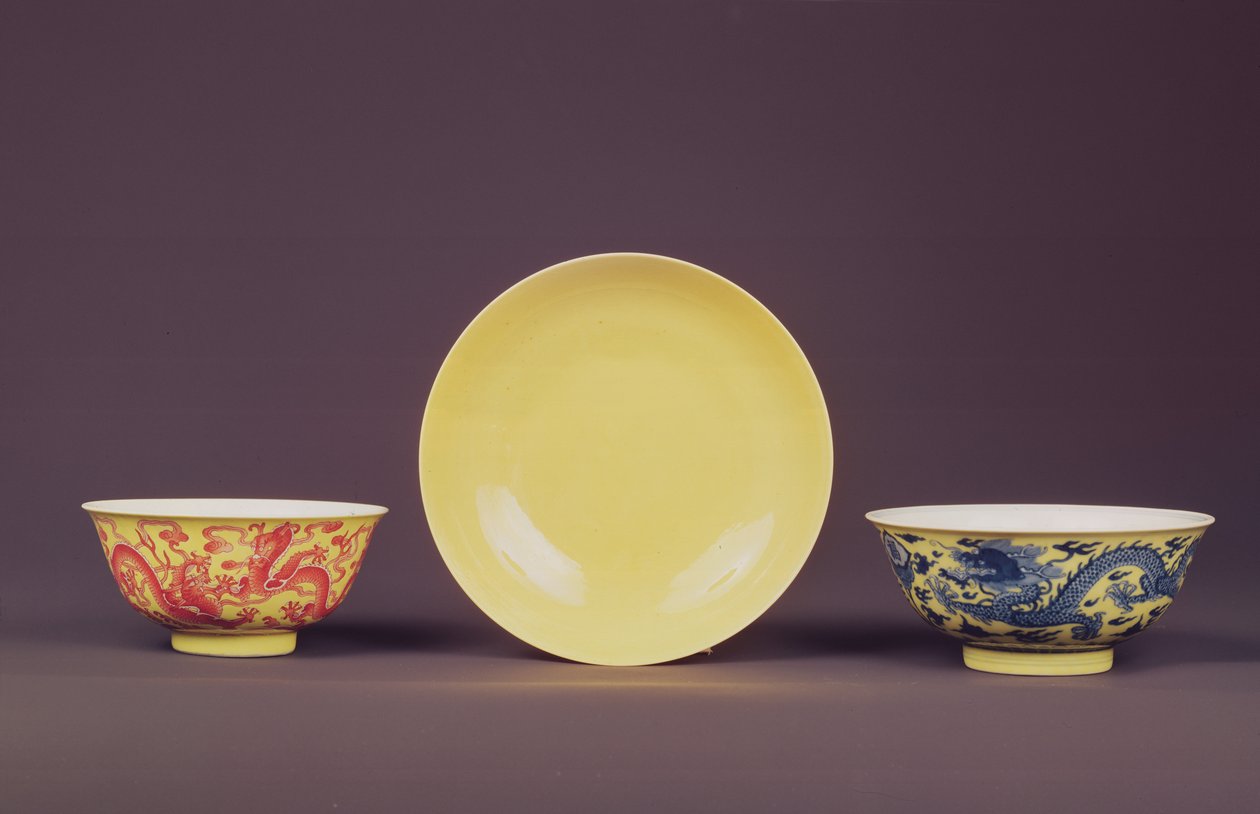 Gul skål med rouge-de-fer drakar, Chien Lung period (1736-95) (keramik) av Chinese School