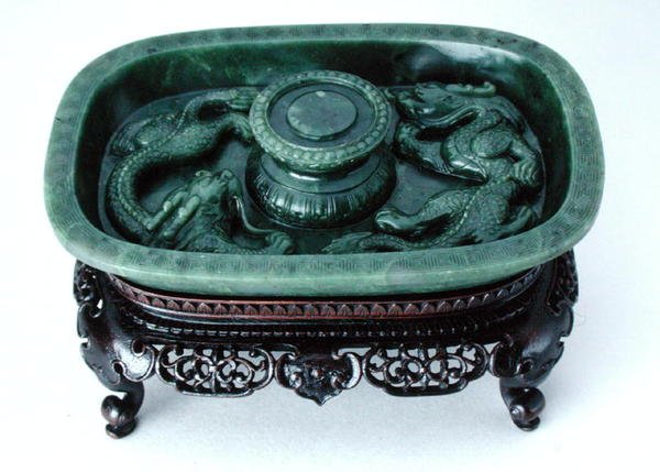 Imperial cupstand, Qianlong (sten & trä) (se även 193853) av Chinese School Chinese School