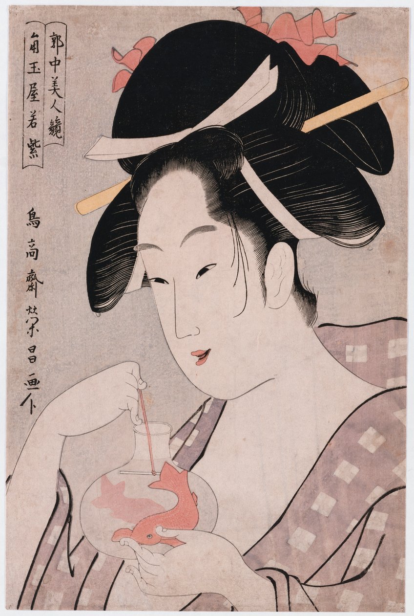 Ett bystporträtt av kurtisanen Wakamurasaki från Tsunotamaya som leker med guldfiskar i en glasbehållare mot en gråblå bakgrund, från serien "Comparison of beauties in the licensed quarters" av Chokosai Eisho