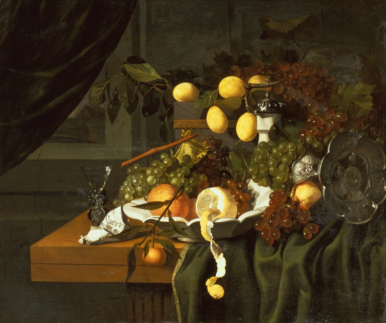 En skalad citron, apelsiner och vindruvor i en skål (olja) av Christiaan Luykx or Luycks