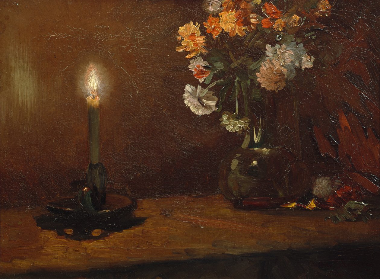Arrangemang med ljus och blommor i vas av Christian Eriksen Skredsvig