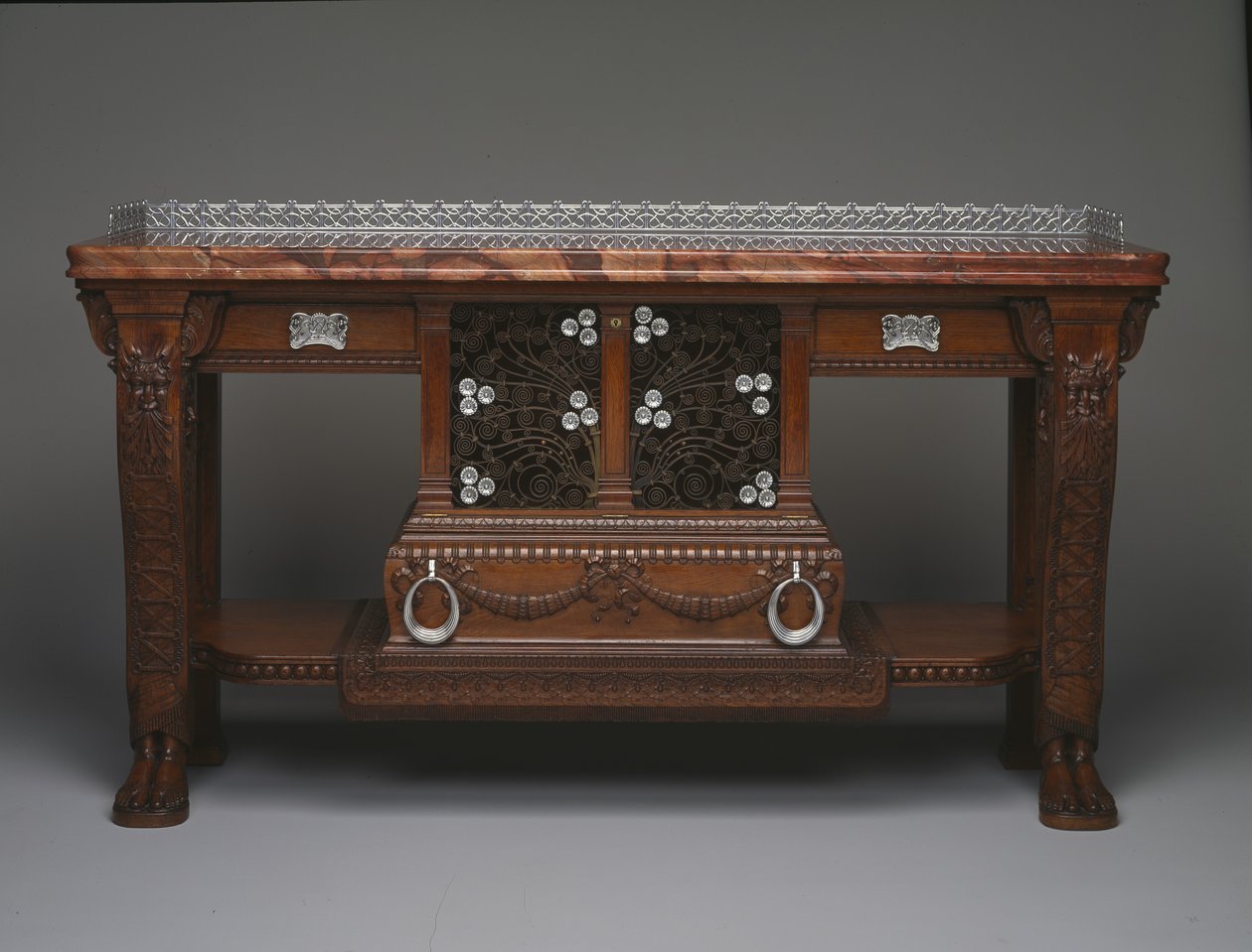 Vanderbilt Console, ca 1881-1882 (ek, marmor, silverplåt och brons) av Christian and Gustave  Herter