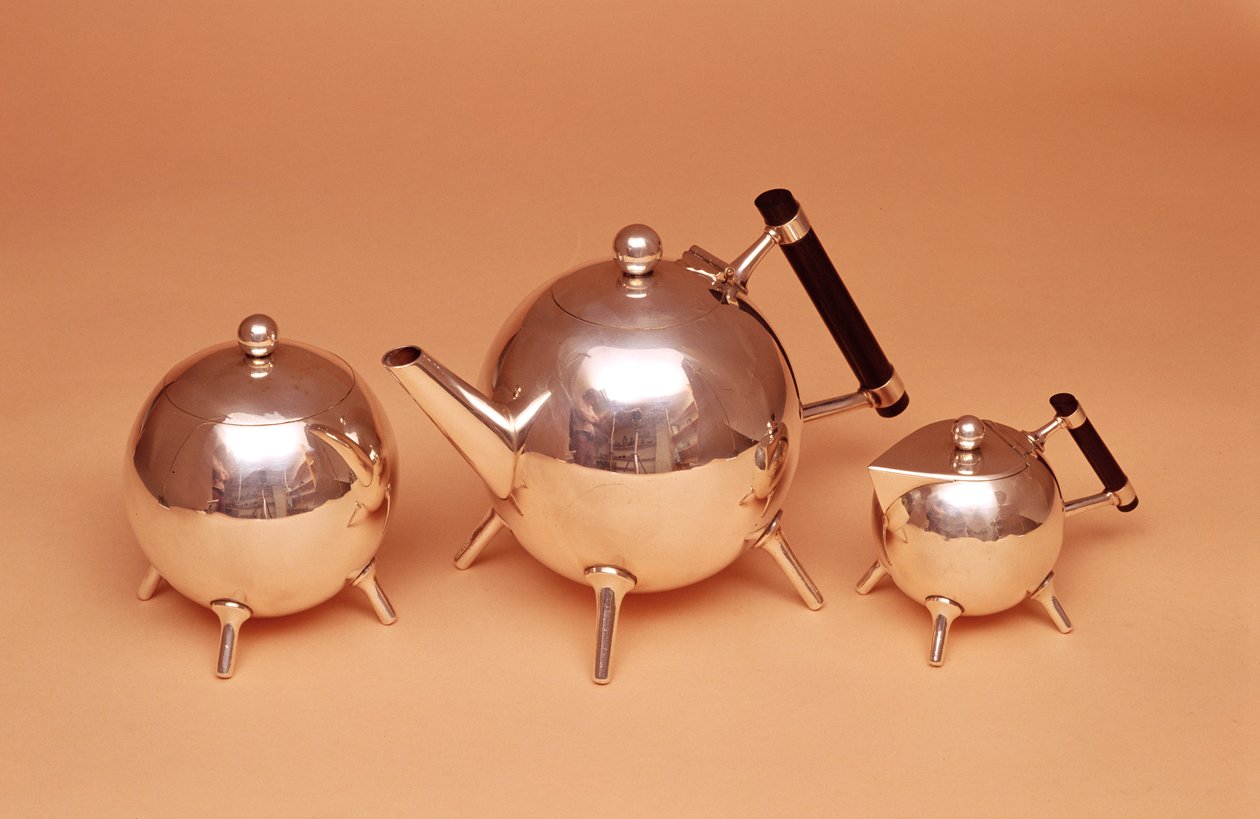 Teservering med förgylld interiör, tillverkad av James Dixon und Sons, 1880 (elektropläterad silver) av Christopher Dresser